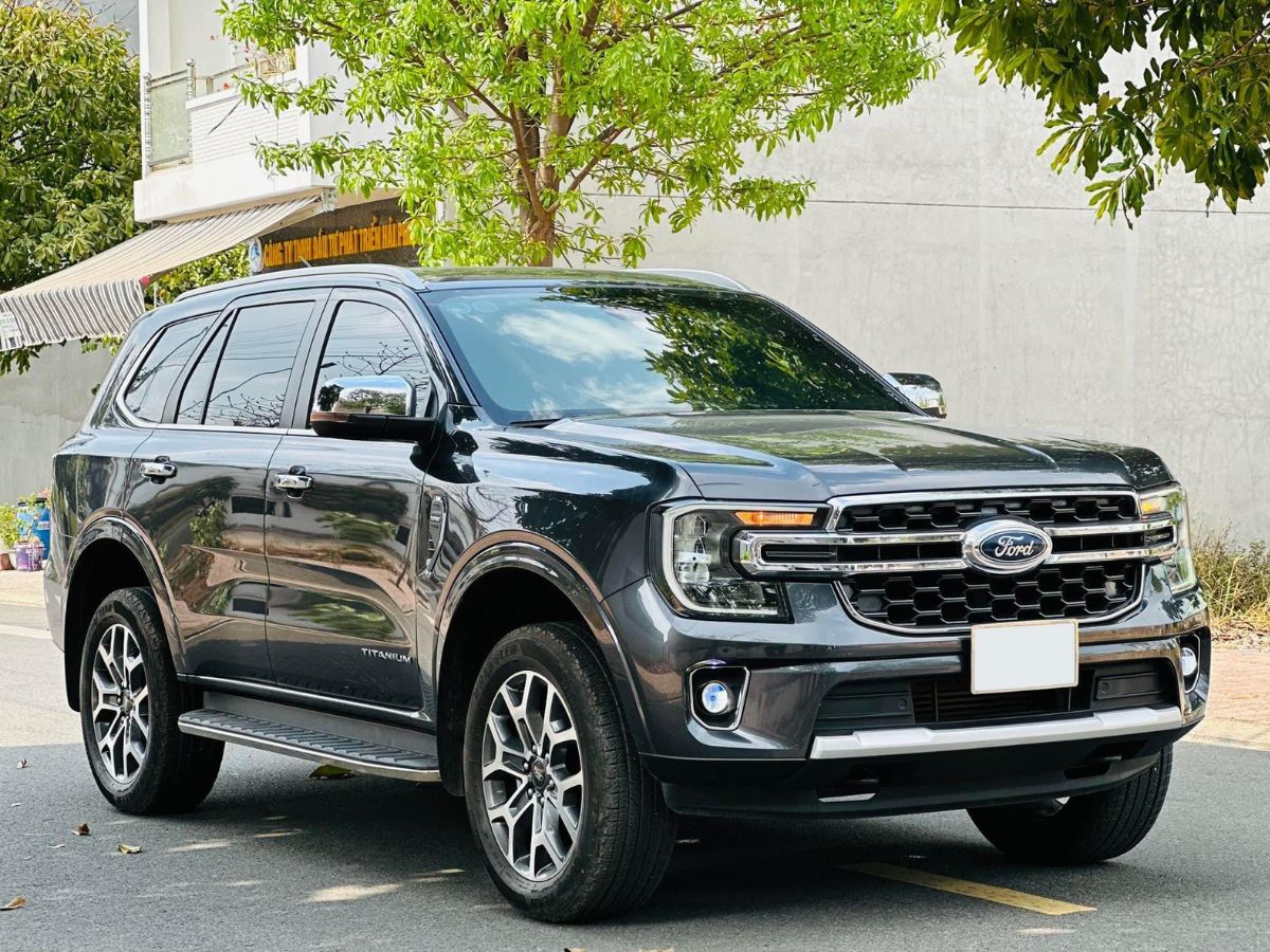 Ford Everest Titanium 4×2 AT