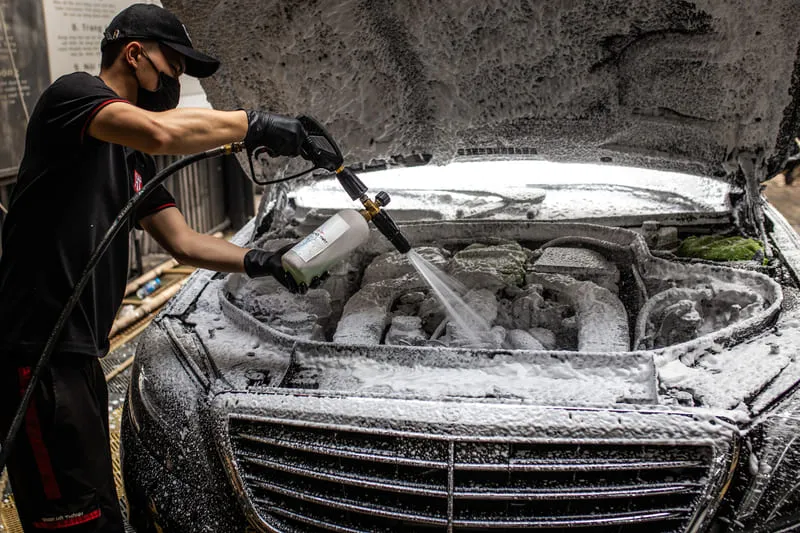 ve-sinh-khoang-may-oto